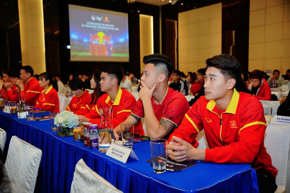 Những gương mặt vàng của bóng đá Việt hội ngộ tại họp báo của TCP Việt Nam - Red Bull - Ảnh 3.