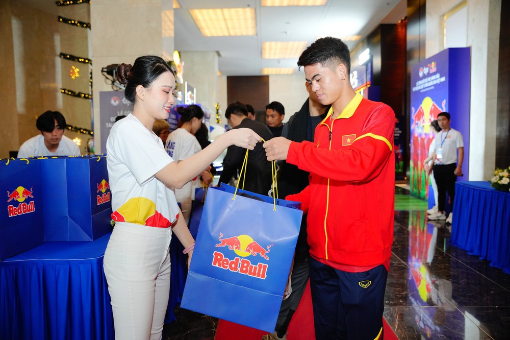 Những gương mặt vàng của bóng đá Việt hội ngộ tại họp báo của TCP Việt Nam - Red Bull - Ảnh 4.