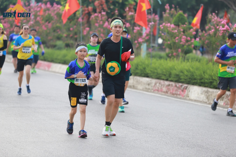 Ngắm các runner nhí đáng yêu trên đường chạy Baden Mountain Marathon 2023 - Ảnh 1.