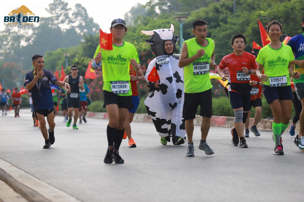 Ngắm các runner nhí đáng yêu trên đường chạy Baden Mountain Marathon 2023 - Ảnh 3.