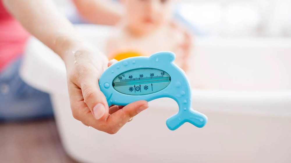 Bác sĩ Nguyễn Văn Vinh: Tắm đúng cách để chống vi khuẩn gây bệnh mùa hè cho trẻ - Ảnh 2.