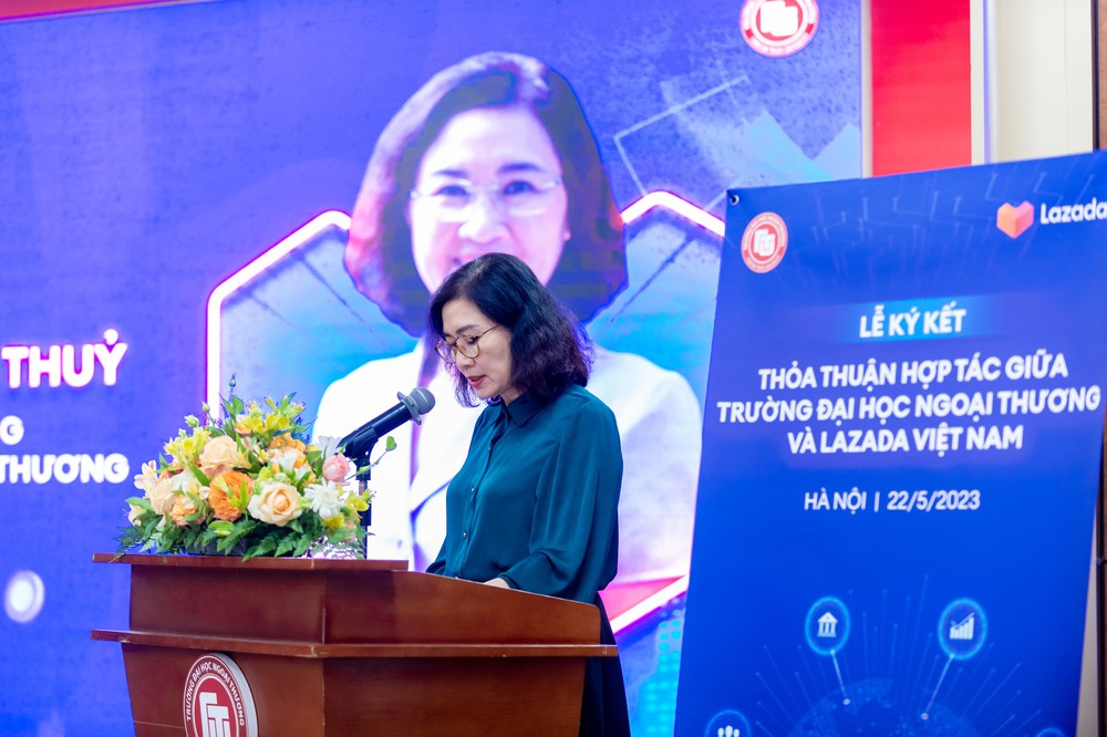 Sinh vi&ecirc;n kh&aacute;m ph&aacute; TMĐT qua hoạt động hợp t&aacute;c đ&agrave;o tạo của Lazada - Ảnh 3.
