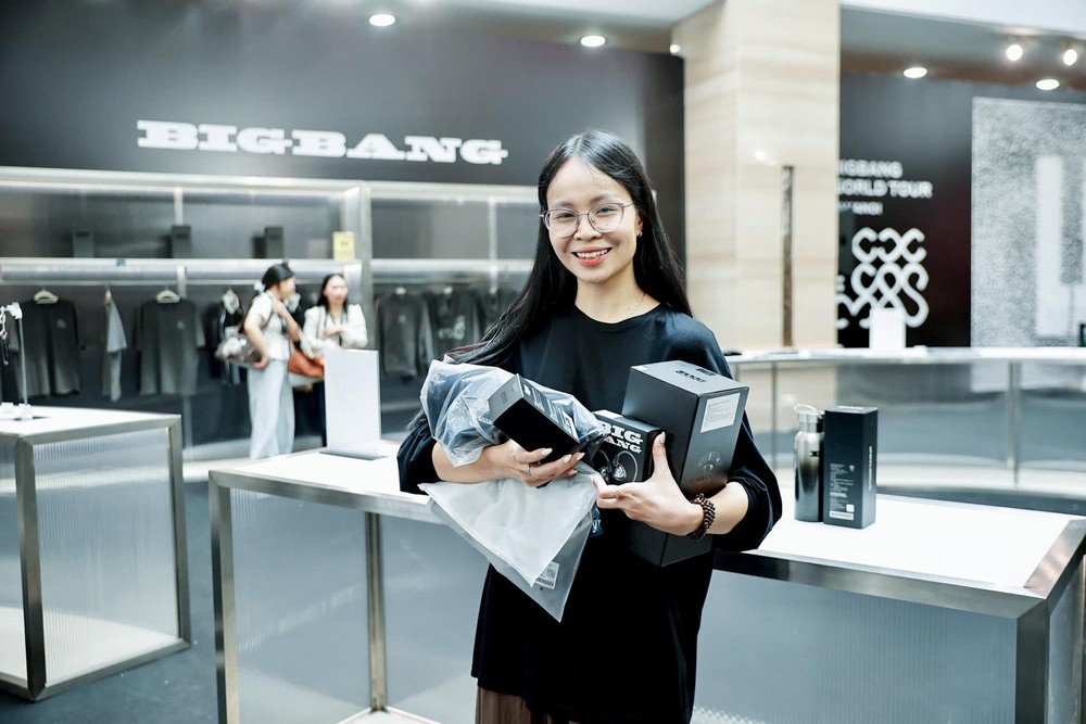 Cảnh tượng hiếm thấy tại trụ sở VPBank: Hàng nghìn người xếp hàng cả trăm mét chờ mua merchandise BIGBANG- Ảnh 12.