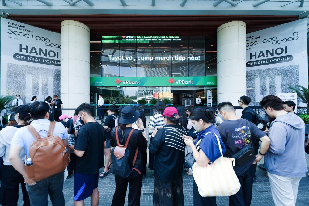 Cảnh tượng hiếm thấy tại trụ sở VPBank: Hàng nghìn người xếp hàng cả trăm mét chờ mua merchandise BIGBANG- Ảnh 14.
