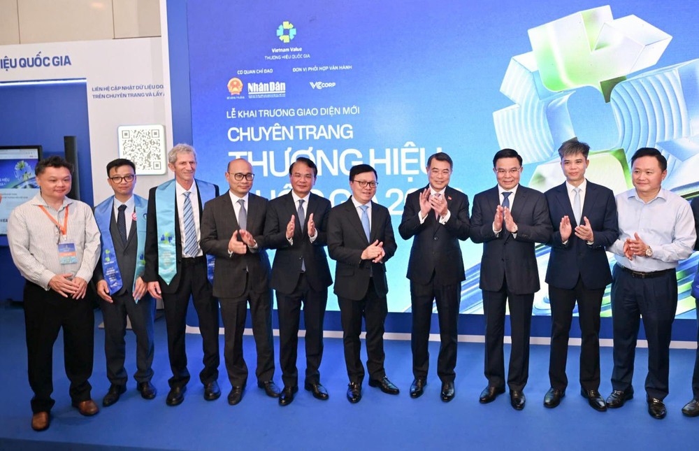 
‏Ông Nguyễn Thế Tân, Tổng Giám đốc VCCorp (ngoài cùng, bên trái) và các đại biểu chụp ảnh cùng Thủ tướng Lê Minh Hưng và ông Lê Quốc Minh, Tổng biên tập báo Nhân dân ‏
