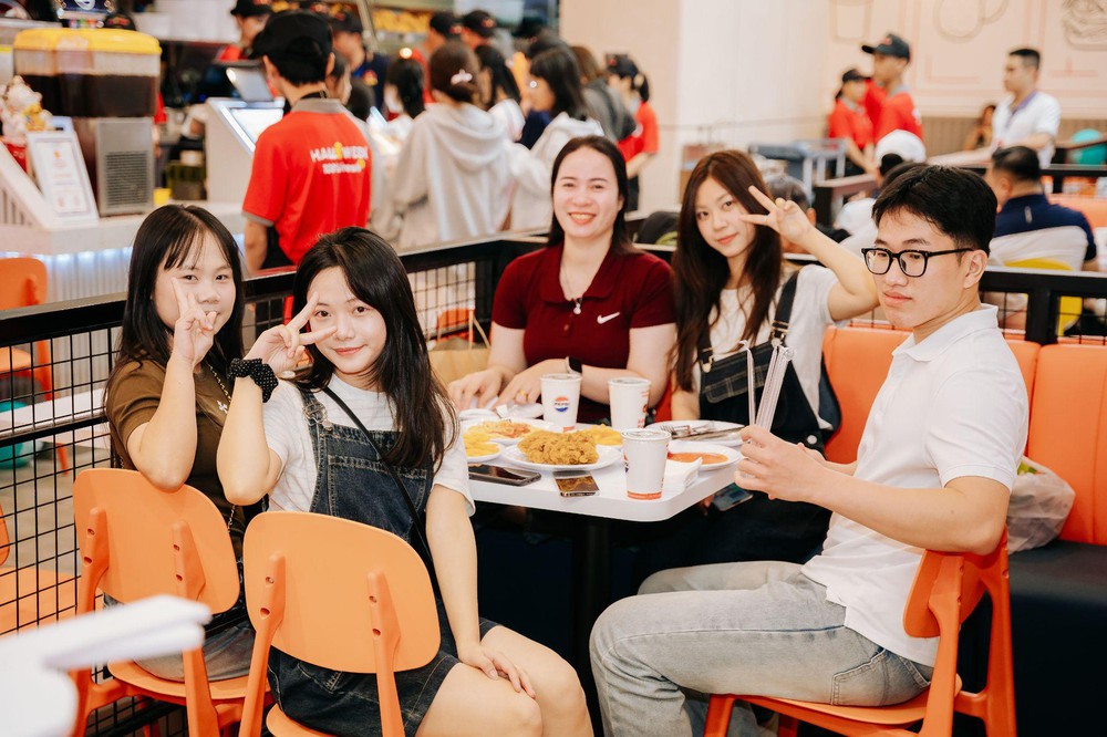 Bản lĩnh thương hiệu Việt: Halloween Chicken và hành trình 18 năm khẳng định vị thế trên sân nhà - Ảnh 3.