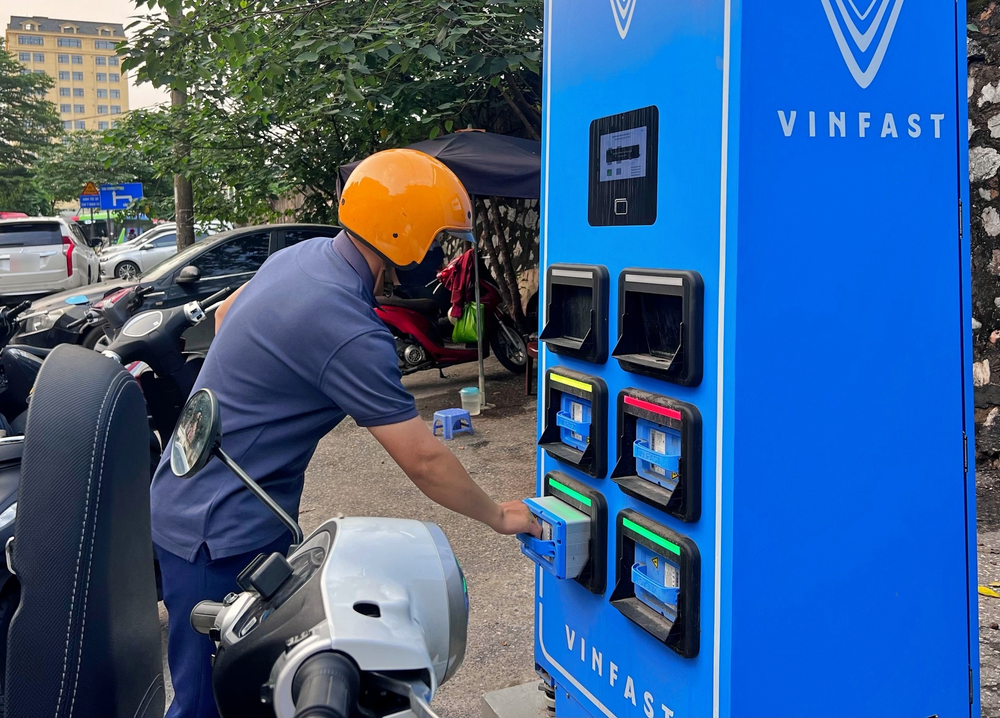 Chung cư còn vướng chỗ sạc, xe máy điện đổi pin VinFast mở lối “lên xanh” cho người dân- Ảnh 1.