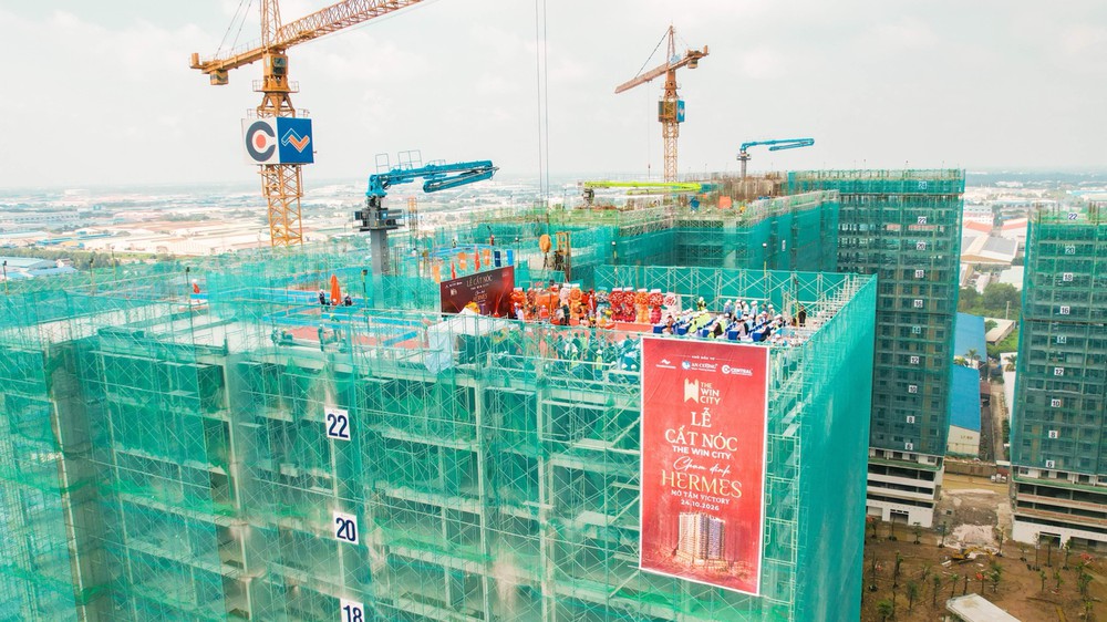 The Win City cất nóc tháp đầu tiên vượt tiến độ 30 ngày - Ảnh 1.