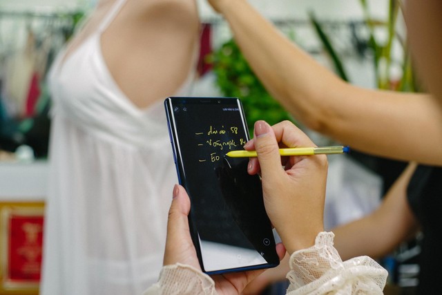 Hãy nhìn cách cô gái này dùng S-Pen, bạn sẽ tin rằng Galaxy Note9 thực sự hữu ích trong công việc - Ảnh 3.
