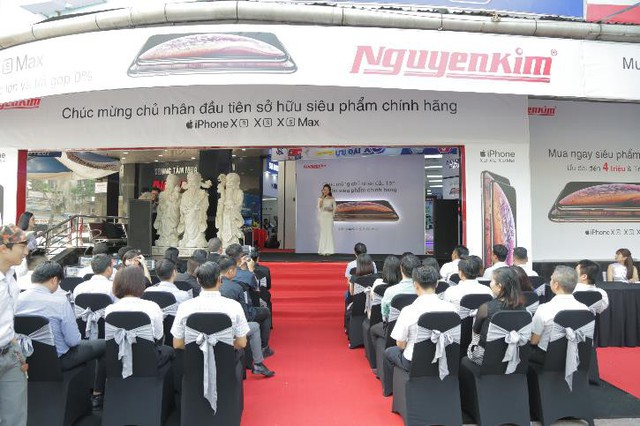 Ngày đầu tiên mở bán của bộ ba siêu phẩm iPhone XR/XS/XS Max tại Việt Nam - Ảnh 4.