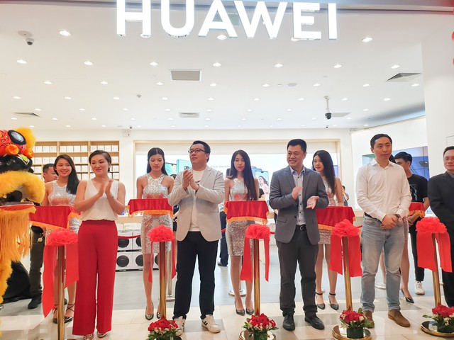 Mate 20 & Mate 20 Pro chính thức lên kệ, Huawei Store mới tại Việt Nam tốt nhất Đông Nam Á - Ảnh 3.