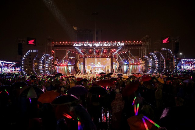 Hàng chục nghìn khán giả Đà Thành cháy hết hình cùng Hà Anh Tuấn, Noo Phước Thịnh, Tóc Tiên… trong đêm nhạc công nghệ - Ảnh 4.