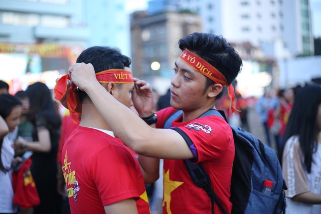 Hàng nghìn CĐV tại 2 đầu đất nước cùng nhau tạo triệu lượt phất cờ cho chiến thắng của đội tuyển Việt Nam - Ảnh 1.