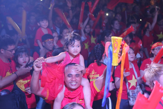 Hàng nghìn CĐV tại 2 đầu đất nước cùng nhau tạo triệu lượt phất cờ cho chiến thắng của đội tuyển Việt Nam - Ảnh 2.