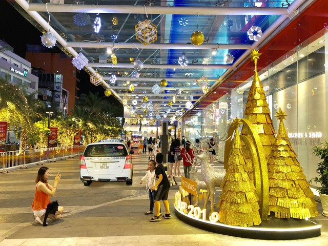 Vạn Hạnh Mall lên đèn Giáng sinh ngàn góc chụp lung linh cho bạn - Ảnh 1.