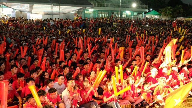 Hàng nghìn CĐV tại 2 đầu đất nước cùng nhau tạo triệu lượt phất cờ cho chiến thắng của đội tuyển Việt Nam - Ảnh 4.