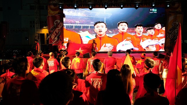 Hàng nghìn CĐV tại 2 đầu đất nước cùng nhau tạo triệu lượt phất cờ cho chiến thắng của đội tuyển Việt Nam - Ảnh 5.
