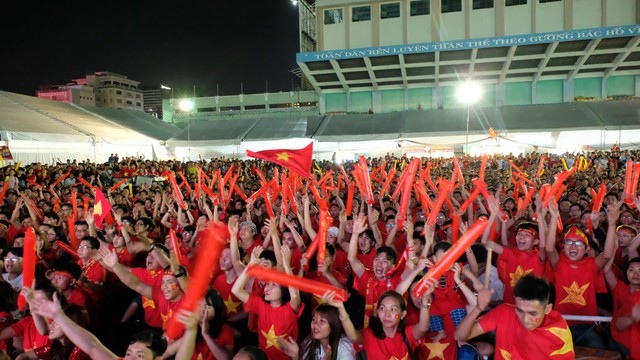 Hàng nghìn CĐV tại 2 đầu đất nước cùng nhau tạo triệu lượt phất cờ cho chiến thắng của đội tuyển Việt Nam - Ảnh 6.