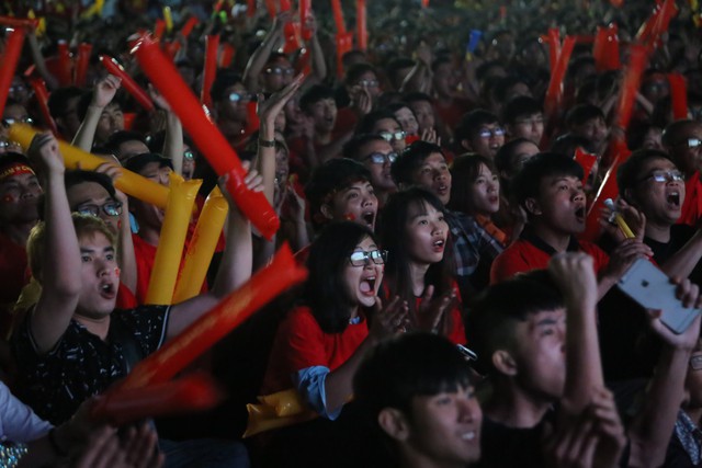 Hàng nghìn CĐV tại 2 đầu đất nước cùng nhau tạo triệu lượt phất cờ cho chiến thắng của đội tuyển Việt Nam - Ảnh 7.
