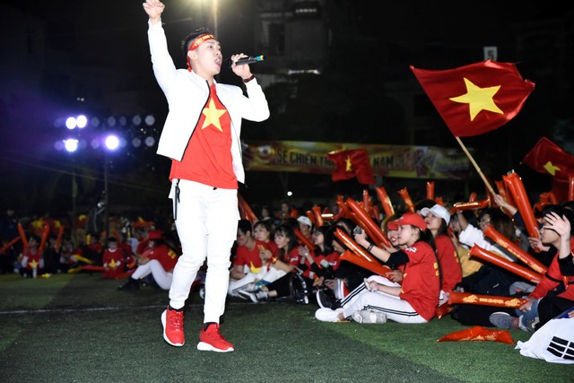 Hàng nghìn CĐV tại 2 đầu đất nước cùng nhau tạo triệu lượt phất cờ cho chiến thắng của đội tuyển Việt Nam - Ảnh 8.