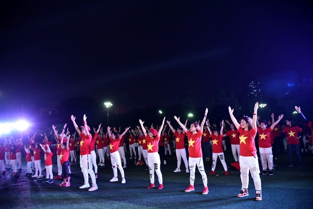 Hàng nghìn CĐV tại 2 đầu đất nước cùng nhau tạo triệu lượt phất cờ cho chiến thắng của đội tuyển Việt Nam - Ảnh 9.