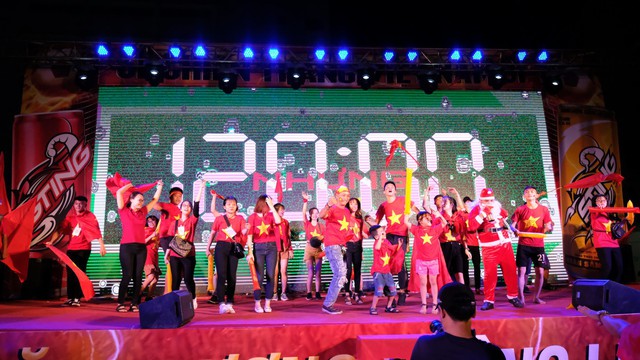 Hàng nghìn CĐV tại 2 đầu đất nước cùng nhau tạo triệu lượt phất cờ cho chiến thắng của đội tuyển Việt Nam - Ảnh 10.
