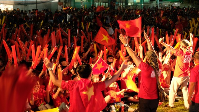 Hàng nghìn CĐV tại 2 đầu đất nước cùng nhau tạo triệu lượt phất cờ cho chiến thắng của đội tuyển Việt Nam - Ảnh 11.