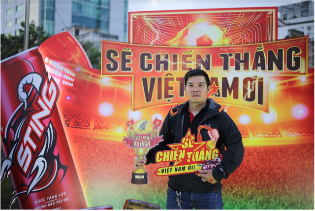 Hàng nghìn CĐV tại 2 đầu đất nước cùng nhau tạo triệu lượt phất cờ cho chiến thắng của đội tuyển Việt Nam - Ảnh 3.