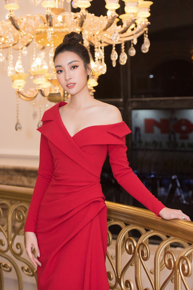 Hoa hậu Đỗ Mỹ Linh lấy trọn ánh mắt người hâm mộ trong trang phục khoe vai trần gợi cảm - Ảnh 1.