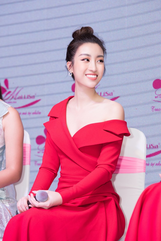 Hoa hậu Đỗ Mỹ Linh lấy trọn ánh mắt người hâm mộ trong trang phục khoe vai trần gợi cảm - Ảnh 2.