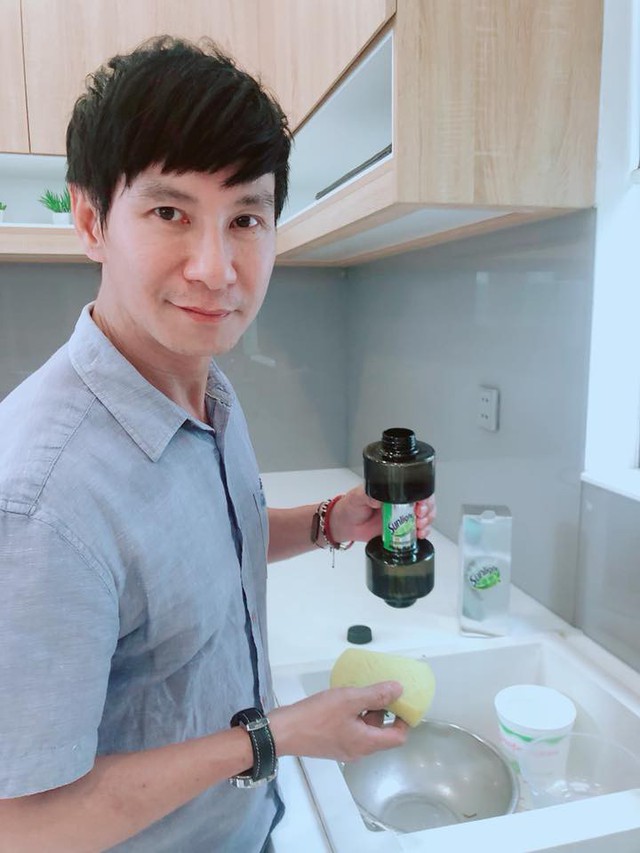 Thử th&aacute;ch rửa ch&eacute;n hot thế n&agrave;o m&agrave; C&ocirc;ng Vinh, Huyme, L&yacute; Hải c&ugrave;ng loạt &ocirc;ng x&atilde; Việt đảm đang đều h&agrave;o hứng tham gia? - Ảnh 3.