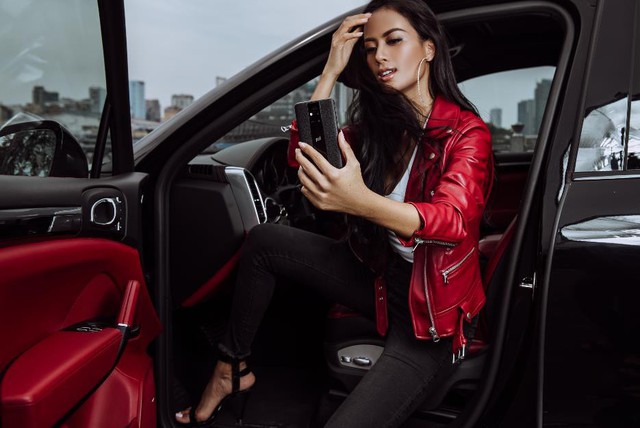 Loạt ảnh si&ecirc;u phẩm Mate 20 RS b&ecirc;n si&ecirc;u xe Porsche - Ảnh 1.