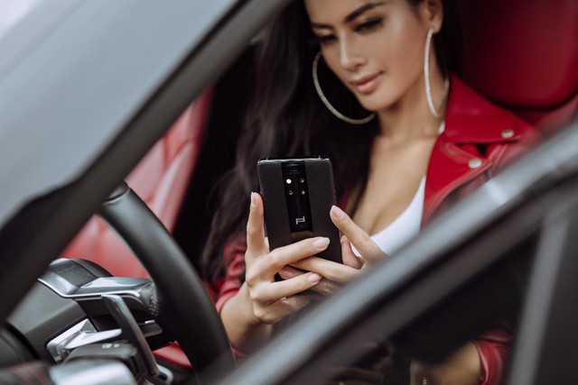 Loạt ảnh si&ecirc;u phẩm Mate 20 RS b&ecirc;n si&ecirc;u xe Porsche - Ảnh 2.
