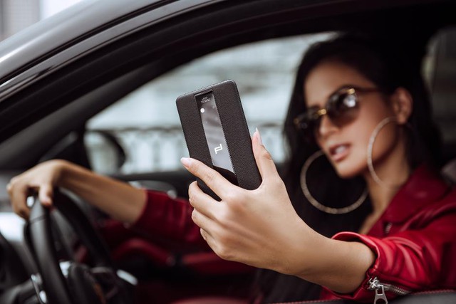 Loạt ảnh si&ecirc;u phẩm Mate 20 RS b&ecirc;n si&ecirc;u xe Porsche - Ảnh 11.