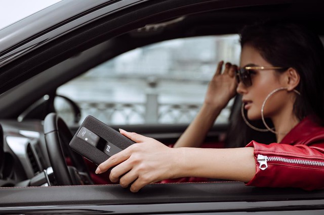 Loạt ảnh si&ecirc;u phẩm Mate 20 RS b&ecirc;n si&ecirc;u xe Porsche - Ảnh 3.