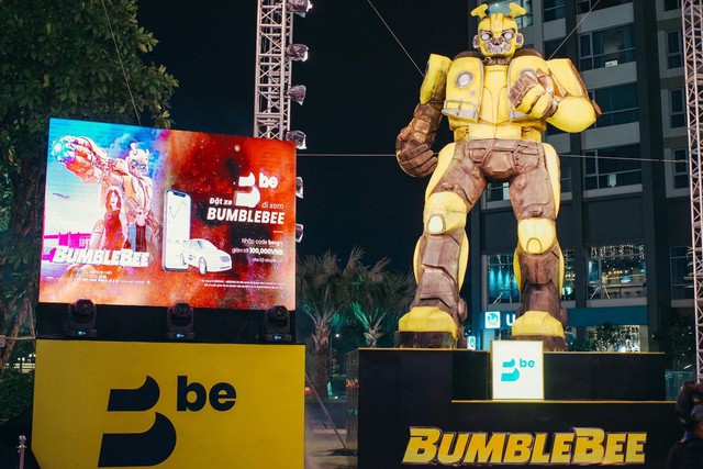 Cho&aacute;ng ngợp với m&ocirc; h&igrave;nh Bumblebee lớn nhất tại Việt Nam - Ảnh 1.