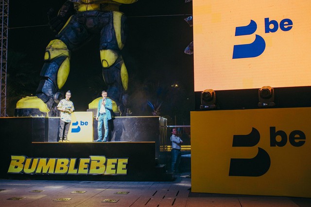 Cho&aacute;ng ngợp với m&ocirc; h&igrave;nh Bumblebee lớn nhất tại Việt Nam - Ảnh 11.