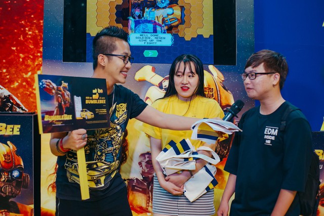 Cho&aacute;ng ngợp với m&ocirc; h&igrave;nh Bumblebee lớn nhất tại Việt Nam - Ảnh 14.