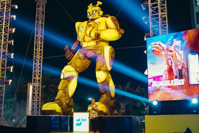 Cho&aacute;ng ngợp với m&ocirc; h&igrave;nh Bumblebee lớn nhất tại Việt Nam - Ảnh 4.