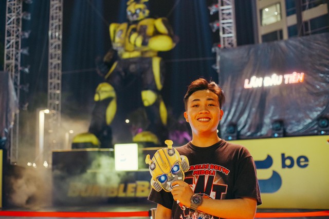 Cho&aacute;ng ngợp với m&ocirc; h&igrave;nh Bumblebee lớn nhất tại Việt Nam - Ảnh 6.