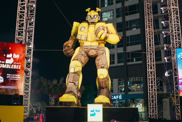 Cho&aacute;ng ngợp với m&ocirc; h&igrave;nh Bumblebee lớn nhất tại Việt Nam - Ảnh 8.