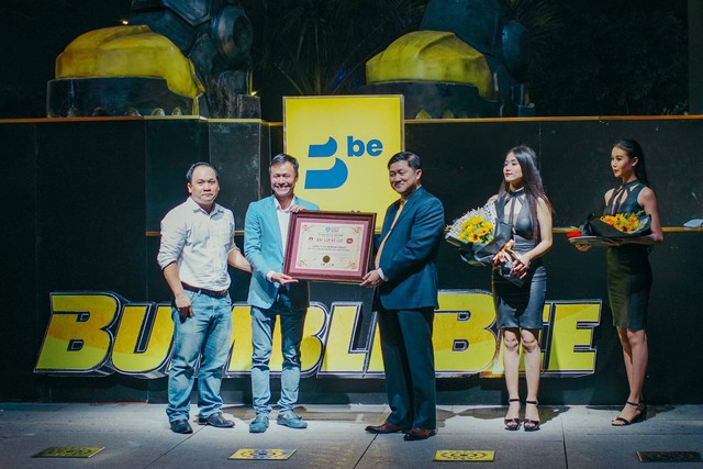 Cho&aacute;ng ngợp với m&ocirc; h&igrave;nh Bumblebee lớn nhất tại Việt Nam - Ảnh 10.