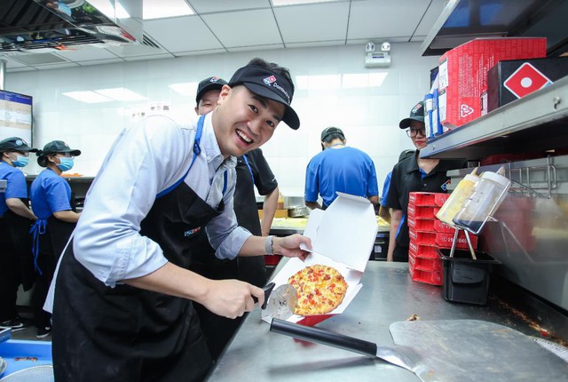 Phillip Nguyễn: Vị khách đặc biệt chào đón thành viên thứ 37 trong gia đình Domino’s Pizza - Ảnh 3.