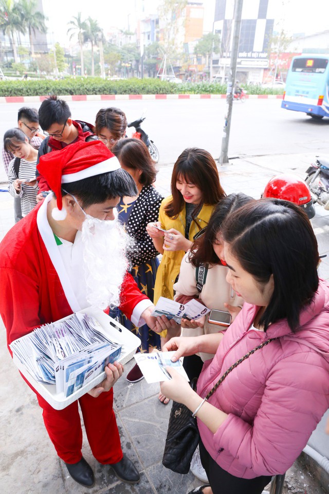 Mặc mưa rét, hàng trăm bạn trẻ xếp hàng nhận quà trên phố Trần Duy Hưng - Ảnh 2.