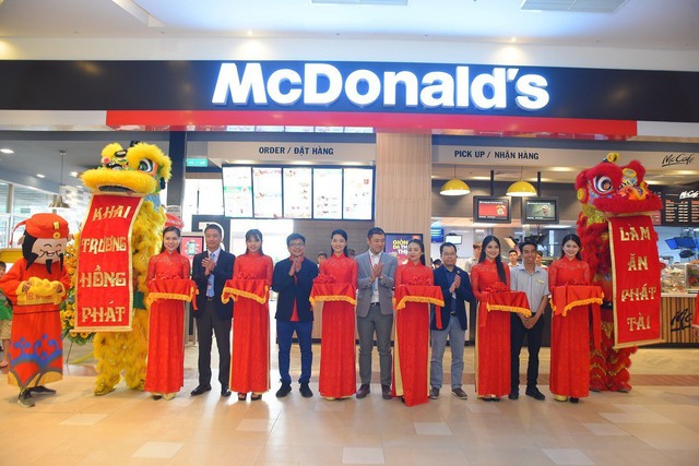 McDonald&rsquo;s Việt Nam rộn r&agrave;ng khai trương cửa h&agrave;ng thứ 18 tại Aeon Celadon T&acirc;n Ph&uacute; - Ảnh 1.