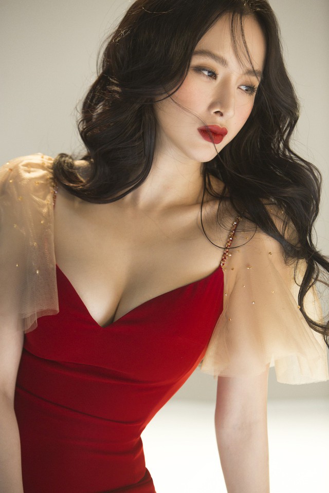 Angela Phương Trinh khoe d&aacute;ng đầy gợi cảm, lung linh đ&oacute;n Gi&aacute;ng sinh - Ảnh 3.