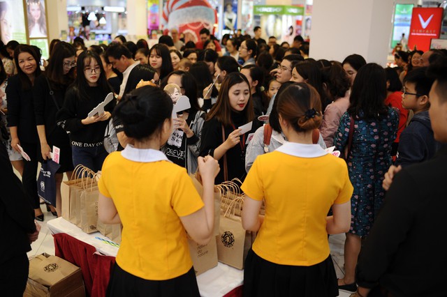 Hàng nghìn người xếp hàng nhận quà miễn phí từ thương hiệu mỹ phẩm Hàn Quốc - Ảnh 3.