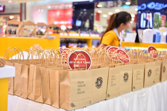 H&agrave;ng ngh&igrave;n người xếp h&agrave;ng nhận qu&agrave; miễn ph&iacute; từ thương hiệu mỹ phẩm H&agrave;n Quốc - Ảnh 4.