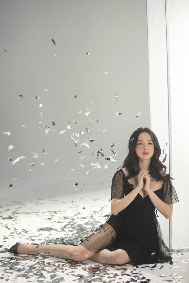 Angela Phương Trinh khoe d&aacute;ng đầy gợi cảm, lung linh đ&oacute;n Gi&aacute;ng sinh - Ảnh 6.