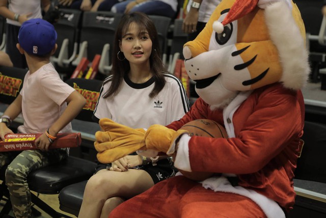 Hot girl Nhung Gumiho xuất hiện rạng rỡ cổ vũ cho chiến thắng của Saigon Heat - Ảnh 1.